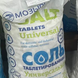 Universal Tablet Duz – Su Yumşaldıcı Sistemlər üçün İdeal Həll Müasir texnologiya ilə hazırlanmış Universal Tablet Duz ev və sənaye məqsədli su yumşaldıcı sistemlər üçün nəzərdə tutulmuş yüksək keyfiyyətli məhsuldur. Şəkildə gördüyünüz bu məhsul "MOЗЫРЬСОЛЬ" (Mozırduz) brendi altında istehsal olunmuşdur və Avropa texnologiyası əsasında hazırlanır. Bu tip duzlar suyun tərkibində olan sərtlik verən ionları (kalsium və maqnezium) neytrallaşdıraraq, suyun yumşaldılmasını təmin edir. Nəticədə, məişət və sənaye avadanlıqları daha uzunömürlü olur, həmçinin enerji sərfiyyatı azalır. Texniki Xüsusiyyətləri: Tərkibi: 99% NaCl (natrium xlorid) Forması: Tablet (sıxılmış duz kapsulları) Tətbiqi: Avtomatik su yumşaldıcı sistemlər üçün Çəkisi: 25 kq Standart: Avropa istehsal texnologiyası Keyfiyyət: Mexaniki qatqısız, qoxusuz və zərərli qarışıqlardan azad İstehsal Olunduğu Ölkə: Belarus (MOЗЫРЬСОЛЬ – Mozır Duz zavodu) İstifadə Sahələri: Məişət sistemləri: Evdə istifadə olunan su yumşaldıcı filtrlər və cihazlar üçün Sənaye sahələri: İri müəssisələrdə, otellərdə, çamaşırxanalarda, qazanxanalarda və digər texnoloji proseslərdə istifadə olunur Qazan sistemləri: Su dövriyyəli istilik sistemlərinin qorunması üçün Bu məhsulun istifadəsi suyun sərtliyini effektiv şəkildə azaltmaqla yanaşı, avadanlıqların daxili səthində kalsium yataqlarının (duz daşı) qarşısını alır. Beləliklə, cihazların daha uzunmüddətli və effektiv işləməsini təmin edir. Universal Tablet Duz – suyumuzun keyfiyyətini artıran, həyatımızı asanlaşdıran müasir bir seçimdir.