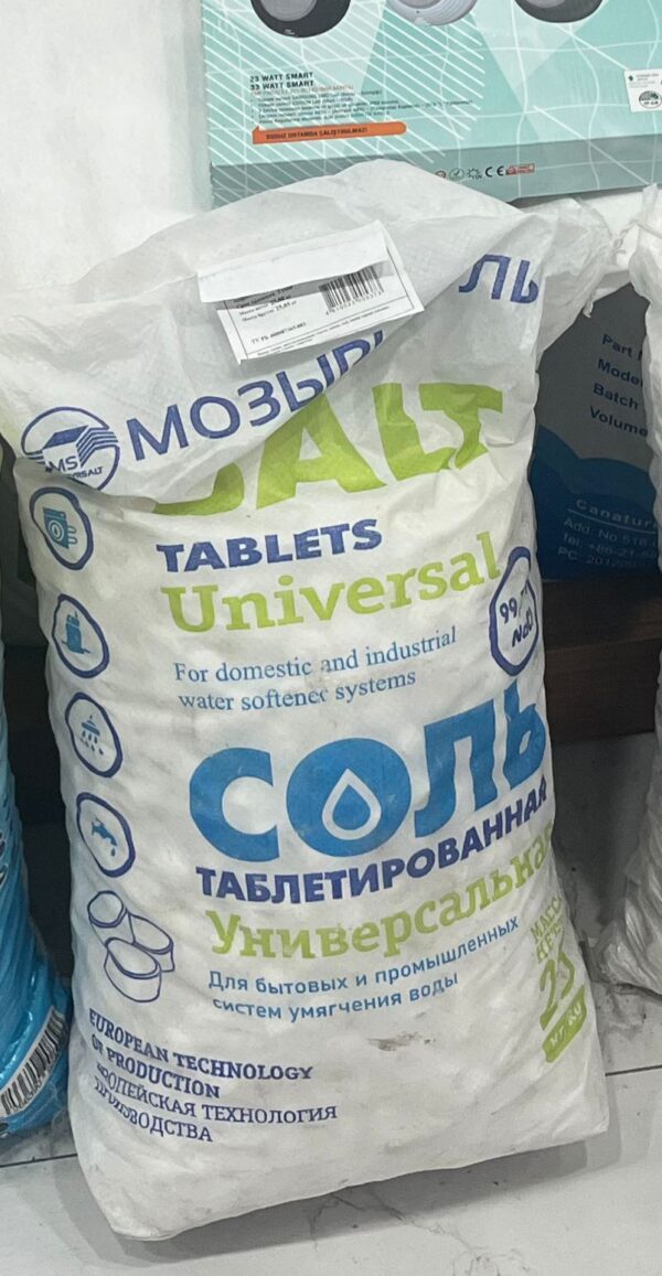 Universal Tablet Duz – Su Yumşaldıcı Sistemlər üçün İdeal Həll Müasir texnologiya ilə hazırlanmış Universal Tablet Duz ev və sənaye məqsədli su yumşaldıcı sistemlər üçün nəzərdə tutulmuş yüksək keyfiyyətli məhsuldur. Şəkildə gördüyünüz bu məhsul "MOЗЫРЬСОЛЬ" (Mozırduz) brendi altında istehsal olunmuşdur və Avropa texnologiyası əsasında hazırlanır. Bu tip duzlar suyun tərkibində olan sərtlik verən ionları (kalsium və maqnezium) neytrallaşdıraraq, suyun yumşaldılmasını təmin edir. Nəticədə, məişət və sənaye avadanlıqları daha uzunömürlü olur, həmçinin enerji sərfiyyatı azalır. Texniki Xüsusiyyətləri: Tərkibi: 99% NaCl (natrium xlorid) Forması: Tablet (sıxılmış duz kapsulları) Tətbiqi: Avtomatik su yumşaldıcı sistemlər üçün Çəkisi: 25 kq Standart: Avropa istehsal texnologiyası Keyfiyyət: Mexaniki qatqısız, qoxusuz və zərərli qarışıqlardan azad İstehsal Olunduğu Ölkə: Belarus (MOЗЫРЬСОЛЬ – Mozır Duz zavodu) İstifadə Sahələri: Məişət sistemləri: Evdə istifadə olunan su yumşaldıcı filtrlər və cihazlar üçün Sənaye sahələri: İri müəssisələrdə, otellərdə, çamaşırxanalarda, qazanxanalarda və digər texnoloji proseslərdə istifadə olunur Qazan sistemləri: Su dövriyyəli istilik sistemlərinin qorunması üçün Bu məhsulun istifadəsi suyun sərtliyini effektiv şəkildə azaltmaqla yanaşı, avadanlıqların daxili səthində kalsium yataqlarının (duz daşı) qarşısını alır. Beləliklə, cihazların daha uzunmüddətli və effektiv işləməsini təmin edir. Universal Tablet Duz – suyumuzun keyfiyyətini artıran, həyatımızı asanlaşdıran müasir bir seçimdir.