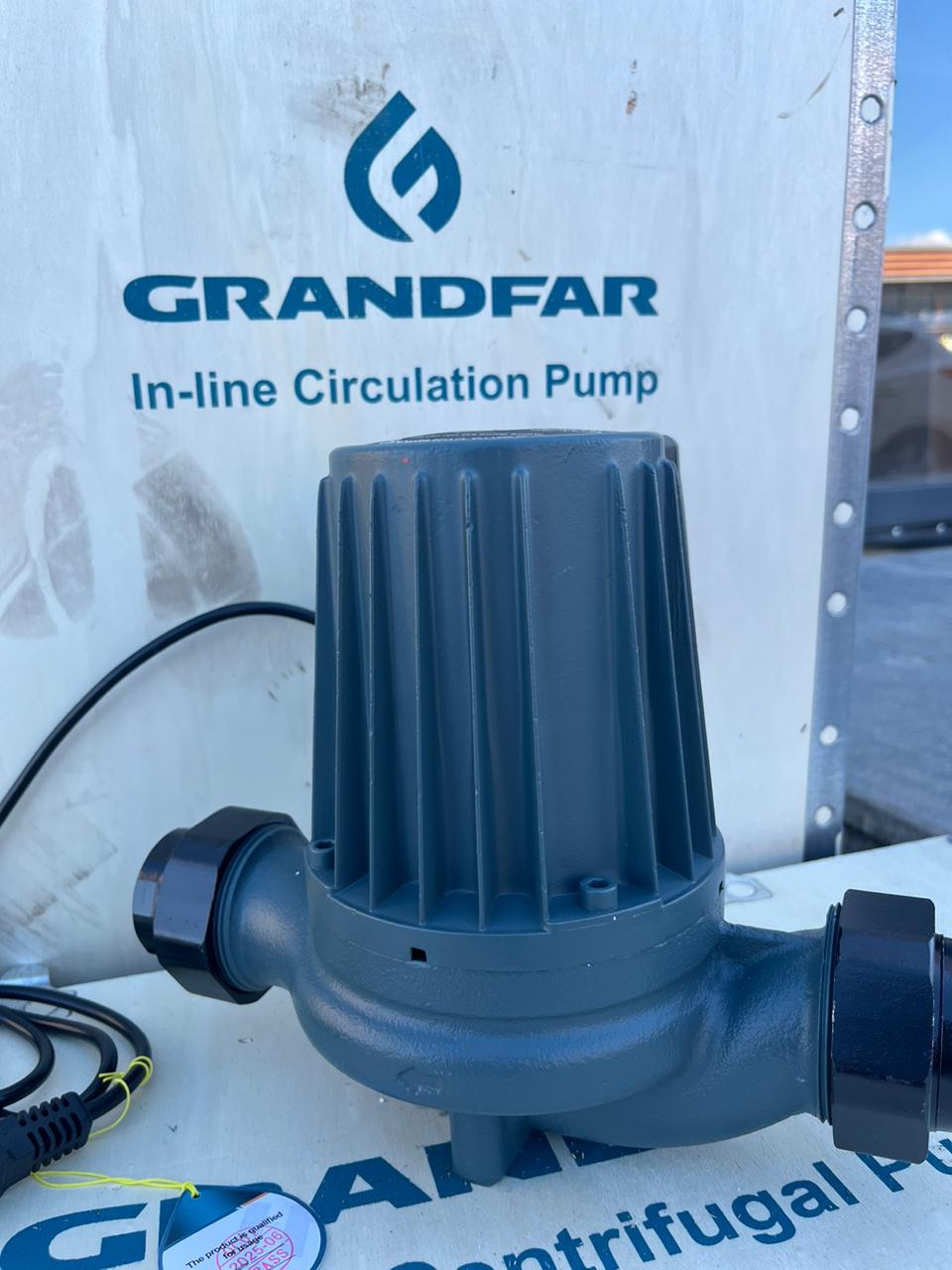 GRANDFAR GS 25-12-180 İsti Su Dövriyyə Nasosu modeli, müasir istilik sistemləri üçün nəzərdə tutulmuş yüksək performanslı isti su dövriyyə nasosudur. Bu nasos kombi, radiator, isti döşəmə və mərkəzi istilik sistemlərində isti suyun fasiləsiz və sabit dövranını təmin edir. Yüksək təzyiq və güclü mühərrik sayəsində geniş sahələrdə belə suyun bərabər paylanmasına imkan yaradır. GRANDFAR brendi dövriyyə nasosları sahəsində beynəlxalq səviyyədə tanınan istehsalçılardandır. GS 25-12-180 modeli, enerji səmərəliliyi, səssiz işləmə və uzunömürlü konstruksiya ilə fərqlənir. Nasosun üçpilləli sürət idarəetmə sistemi istifadəçiyə ehtiyacdan asılı olaraq axın və təzyiqi tənzimləmək imkanı yaradır. Bu xüsusiyyət kombi və istilik sistemlərinin daha effektiv və qənaətli işləməsini təmin edir. Texniki göstəricilər: Model: GRANDfar GS 25-12-180 Gərginlik: 220V / 50Hz Güc (W): 245W (III), 220W (II), 145W (I) Maksimal qaldırma hündürlüyü (Hmax): 12 m Maksimal axın: 4.5 m³/saat İstilik dözümlülüyü: TF110°C Qorunma dərəcəsi: IP44 İzolyasiya sinfi: Class F Quraşdırma uzunluğu: 180 mm Maksimal təzyiq: 1.0 MPa İstifadə sahələri: Kombi və radiator sistemlərində isti su dövriyyəsi İsti döşəmə və mərkəzi istilik xətləri Qazanxana və istilik mərkəzlərində sirkulyasiya Yaşayış və sənaye binalarında su dövriyyə sistemləri İstilik və isti su təchizatı sistemlərində dövranın sabit saxlanılması GRANDFAR GS 25-12-180 dövriyyə nasosu, uzunömürlü, səssiz və etibarlı işləməsi ilə istilik sisteminizdə sabit sirkulyasiya təmin edir. ⚠️ Qeyd: Nasosu quru vəziyyətdə işlətmək qadağandır – bu, mühərrikin sıradan çıxmasına səbəb ola bilər. Əlaqə və sifariş üçün: NetaGroup MMC Ünvan: Əhməd Rəcəbli 219, Bakı, Azərbaycan Telefon: +99451 390 15 63 Veb sayt: www.netagroup.az