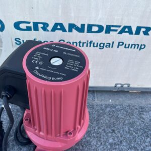 GRANDFAR UP32-12-220 – İsti su və istilik sistemləri üçün etibarlı dövriyyə nasosu GRANDFAR UP32-12-220 modeli — isti su və istilik sistemlərində sirkulyasiyanı təmin edən güclü və etibarlı dövriyyə nasosudur. Bu nasos mərkəzi istilik sistemlərində, fərdi qazanxanalarda, radiator və isti döşəmə xətlərində suyun fasiləsiz dövranını təmin etmək üçün nəzərdə tutulub. Model yüksək keyfiyyətli mühərriki və enerji səmərəliliyi ilə uzunmüddətli və səssiz işləməyə imkan yaradır.İsti Su Dövriyyə Nasosu Grandfar up 32/8 GRANDFAR markası dövriyyə nasosları sahəsində etibarlı və sınaqdan çıxmış istehsalçılardandır. UP32-12-220 modeli isə həm ev, həm də sənaye şəraitində isti suyun bərabər paylanmasını təmin edir, sistemdə istilik balanssızlığının qarşısını alır və enerji itkilərini minimuma endirir.https://www.grandfargroup.com/ Texniki göstəricilər: Model: GRANDFAR UP32-12-220 Gərginlik: 220V / 50Hz Güc: 550 W Maksimal hündürlük (Hmax): 12 m Maksimal axın (Qmax): 11.9 m³/saat Cərəyan: 2.5 A Maksimal təzyiq: 1.0 MPa İstilik dözümlülüyü: 110°C (TF110°C) Qorunma dərəcəsi: IP44 İzolyasiya sinfi: Class F İstifadə sahələri: İsti su və istilik sistemlərində sirkulyasiya Qazanxanalarda və radiator sistemlərində dövriyyə İsti döşəmə və isti su xətləri İstilik qazanlarının su dövranı sistemləri Fərdi və çoxmərtəbəli yaşayış binalarında istilik təminatı Bu isti su dövriyyə nasosu, gücü və dayanıqlığı ilə həm fərdi evlərdə, həm də sənaye obyektlərində fasiləsiz istilik dövranı üçün ideal seçimdir. Möhkəm konstruksiya və keyfiyyətli mühərrik sayəsində nasos uzunmüddətli istismar üçün nəzərdə tutulub. ⚠️ Qeyd: Nasosu quru vəziyyətdə işlətmək qəti qadağandır – bu, mühərrikin sıradan çıxmasına səbəb ola bilər. Əlaqə və sifariş üçün: NetaGroup MMC Ünvan: Əhməd Rəcəbli 219, Bakı, Azərbaycan Telefon: +99451 390 15 63 Veb sayt: www.netagroup.az