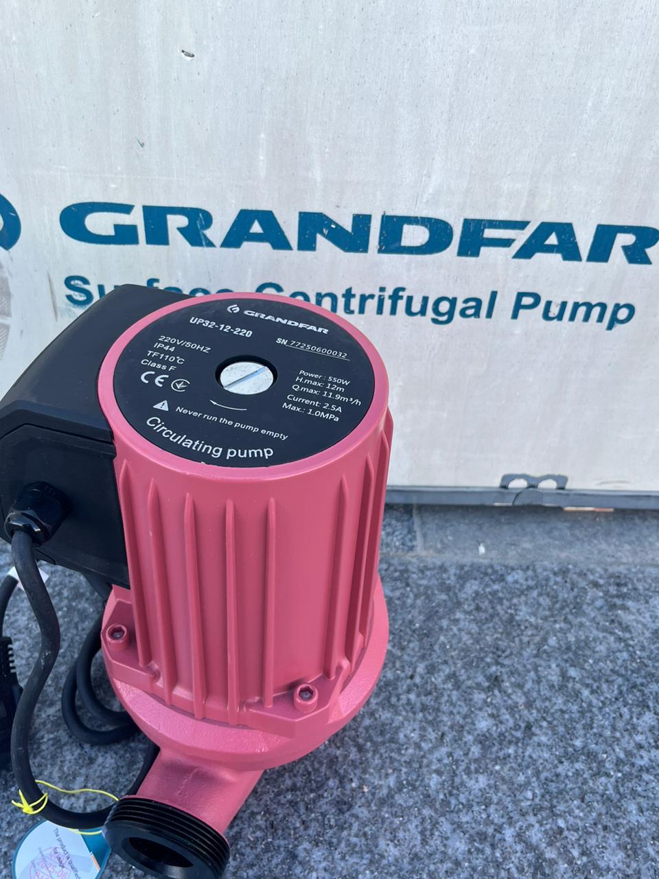 GRANDFAR UP32-12-220 – İsti su və istilik sistemləri üçün etibarlı dövriyyə nasosu GRANDFAR UP32-12-220 modeli — isti su və istilik sistemlərində sirkulyasiyanı təmin edən güclü və etibarlı dövriyyə nasosudur. Bu nasos mərkəzi istilik sistemlərində, fərdi qazanxanalarda, radiator və isti döşəmə xətlərində suyun fasiləsiz dövranını təmin etmək üçün nəzərdə tutulub. Model yüksək keyfiyyətli mühərriki və enerji səmərəliliyi ilə uzunmüddətli və səssiz işləməyə imkan yaradır.İsti Su Dövriyyə Nasosu Grandfar up 32/8 GRANDFAR markası dövriyyə nasosları sahəsində etibarlı və sınaqdan çıxmış istehsalçılardandır. UP32-12-220 modeli isə həm ev, həm də sənaye şəraitində isti suyun bərabər paylanmasını təmin edir, sistemdə istilik balanssızlığının qarşısını alır və enerji itkilərini minimuma endirir.https://www.grandfargroup.com/ Texniki göstəricilər: Model: GRANDFAR UP32-12-220 Gərginlik: 220V / 50Hz Güc: 550 W Maksimal hündürlük (Hmax): 12 m Maksimal axın (Qmax): 11.9 m³/saat Cərəyan: 2.5 A Maksimal təzyiq: 1.0 MPa İstilik dözümlülüyü: 110°C (TF110°C) Qorunma dərəcəsi: IP44 İzolyasiya sinfi: Class F İstifadə sahələri: İsti su və istilik sistemlərində sirkulyasiya Qazanxanalarda və radiator sistemlərində dövriyyə İsti döşəmə və isti su xətləri İstilik qazanlarının su dövranı sistemləri Fərdi və çoxmərtəbəli yaşayış binalarında istilik təminatı Bu isti su dövriyyə nasosu, gücü və dayanıqlığı ilə həm fərdi evlərdə, həm də sənaye obyektlərində fasiləsiz istilik dövranı üçün ideal seçimdir. Möhkəm konstruksiya və keyfiyyətli mühərrik sayəsində nasos uzunmüddətli istismar üçün nəzərdə tutulub. ⚠️ Qeyd: Nasosu quru vəziyyətdə işlətmək qəti qadağandır – bu, mühərrikin sıradan çıxmasına səbəb ola bilər. Əlaqə və sifariş üçün: NetaGroup MMC Ünvan: Əhməd Rəcəbli 219, Bakı, Azərbaycan Telefon: +99451 390 15 63 Veb sayt: www.netagroup.az