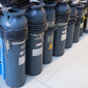 GRANDFAR QSP65-13-4 modeli yüksək performanslı fontan və hovuz nasosu olaraq suyun dövriyyəsini, təmizlənməsini və estetik axın effektini təmin etmək üçün hazırlanmışdır. Bu nasos həm dekorativ fontan sistemlərində, həm də iri hovuzlarda fasiləsiz işləməyə tam uyğundur. GRAND FAR markası su texnologiyaları sahəsində beynəlxalq standartlara cavab verən etibarlı avadanlıqları ilə tanınır və bu model də uzunömürlülük, enerji səmərəliliyi və dayanıqlı konstruksiya baxımından fərqlənir. QSP65-13-4 modeli tam suya davamlı quruluşa malikdir və IP68 qoruma səviyyəsi ilə təhlükəsiz və davamlı işləmə təmin edir. Termal qoruma sistemi mühərrikin qızmasının qarşısını alır və cihazın uzun müddət problemsiz fəaliyyətini təmin edir. Texniki göstəricilər: Model: GRAND FAR QSP65-13-4 Tip: Fontan və hovuz su nasosu Gərginlik: 380 V Cərəyan: 10.5 A Güc: 4.0 kW / 5.5 HP Fırlanma sürəti: 2850 dövr/dəq Maksimal su verimi: 1083 L/dəq Maksimal hündürlük (H): 13 m Çıxış diametri: 100 mm Qoruma dərəcəsi: IP68 (tam suya davamlı) İş rejimi: Davamlı (Continuous duty), termal qoruma ilə Ağırlıq: 43 kq Standartlar: ISO9001 / ISO14001 İstifadə sahələri: GRANDFAR QSP65-13-4 fontan nasosu əsasən böyük hovuzlarda, dekorativ fontanlarda, istirahət mərkəzlərində, bağ su sistemlərində və suvarma layihələrində istifadə edilir. Nasosun güclü mühərriki və davamlı konstruksiyası suyun sabit axınını təmin edir və uzunmüddətli fasiləsiz iş üçün uyğundur. Bundan əlavə, bu model suyun dövriyyə sistemlərində, drenaj və balıqartırma təsərrüfatlarında, həmçinin sənaye obyektlərində də uğurla tətbiq oluna bilər.