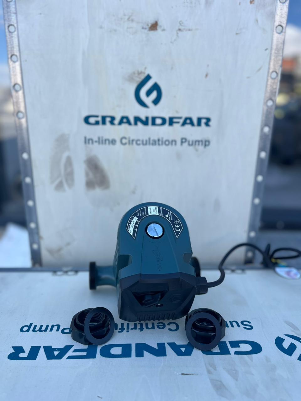 GRANDFAR GS 25-12-180 İsti Su Dövriyyə Nasosu modeli, müasir istilik sistemləri üçün nəzərdə tutulmuş yüksək performanslı isti su dövriyyə nasosudur. Bu nasos kombi, radiator, isti döşəmə və mərkəzi istilik sistemlərində isti suyun fasiləsiz və sabit dövranını təmin edir. Yüksək təzyiq və güclü mühərrik sayəsində geniş sahələrdə belə suyun bərabər paylanmasına imkan yaradır. GRANDFAR brendi dövriyyə nasosları sahəsində beynəlxalq səviyyədə tanınan istehsalçılardandır. GS 25-12-180 modeli, enerji səmərəliliyi, səssiz işləmə və uzunömürlü konstruksiya ilə fərqlənir. Nasosun üçpilləli sürət idarəetmə sistemi istifadəçiyə ehtiyacdan asılı olaraq axın və təzyiqi tənzimləmək imkanı yaradır. Bu xüsusiyyət kombi və istilik sistemlərinin daha effektiv və qənaətli işləməsini təmin edir. Texniki göstəricilər: Model: GRANDfar GS 25-12-180 Gərginlik: 220V / 50Hz Güc (W): 245W (III), 220W (II), 145W (I) Maksimal qaldırma hündürlüyü (Hmax): 12 m Maksimal axın: 4.5 m³/saat İstilik dözümlülüyü: TF110°C Qorunma dərəcəsi: IP44 İzolyasiya sinfi: Class F Quraşdırma uzunluğu: 180 mm Maksimal təzyiq: 1.0 MPa İstifadə sahələri: Kombi və radiator sistemlərində isti su dövriyyəsi İsti döşəmə və mərkəzi istilik xətləri Qazanxana və istilik mərkəzlərində sirkulyasiya Yaşayış və sənaye binalarında su dövriyyə sistemləri İstilik və isti su təchizatı sistemlərində dövranın sabit saxlanılması GRANDFAR GS 25-12-180 dövriyyə nasosu, uzunömürlü, səssiz və etibarlı işləməsi ilə istilik sisteminizdə sabit sirkulyasiya təmin edir. ⚠️ Qeyd: Nasosu quru vəziyyətdə işlətmək qadağandır – bu, mühərrikin sıradan çıxmasına səbəb ola bilər. Əlaqə və sifariş üçün: NetaGroup MMC Ünvan: Əhməd Rəcəbli 219, Bakı, Azərbaycan Telefon: +99451 390 15 63 Veb sayt: www.netagroup.az