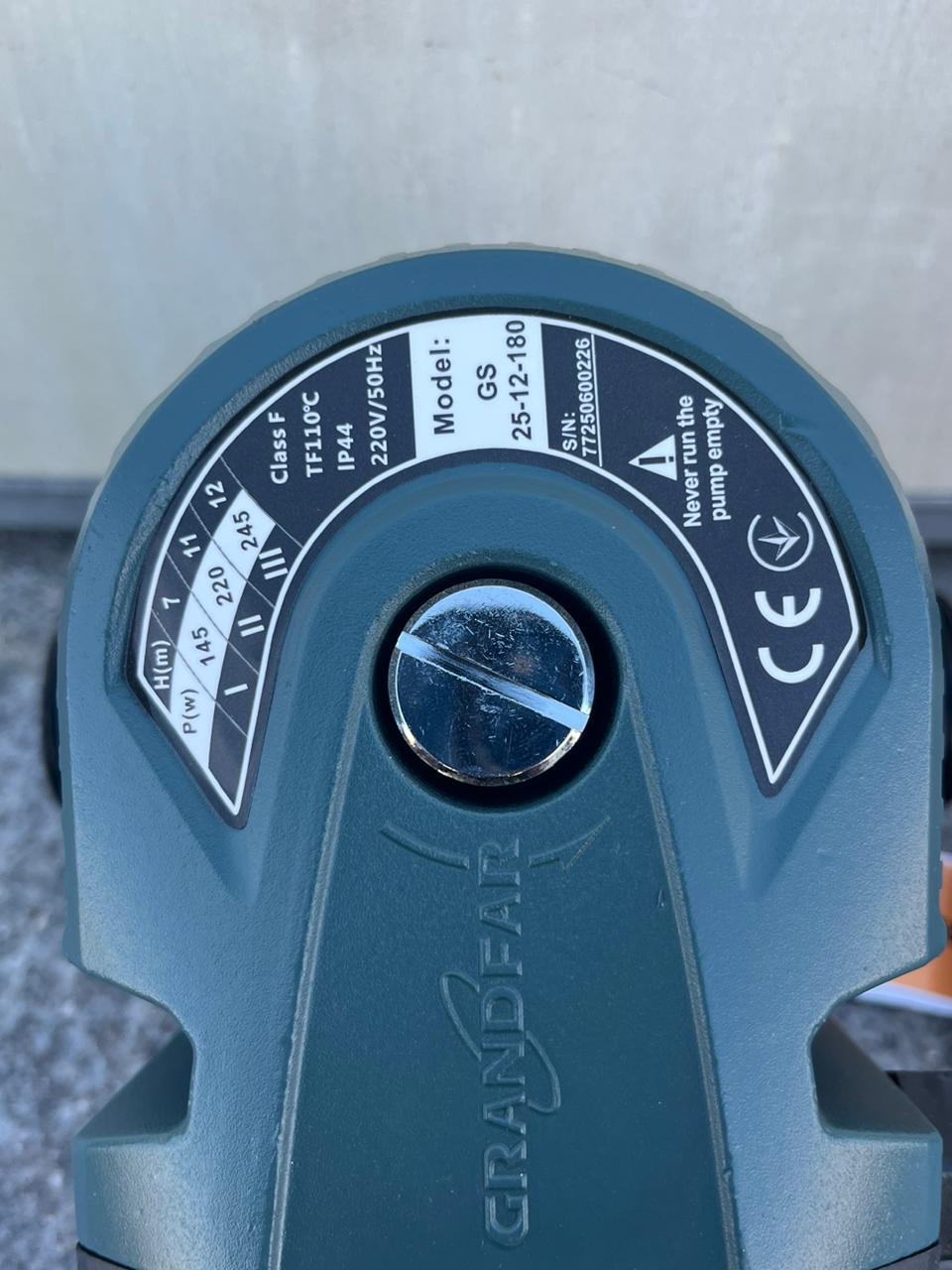 GRANDFAR GS 25-12-180 İsti Su Dövriyyə Nasosu modeli, müasir istilik sistemləri üçün nəzərdə tutulmuş yüksək performanslı isti su dövriyyə nasosudur. Bu nasos kombi, radiator, isti döşəmə və mərkəzi istilik sistemlərində isti suyun fasiləsiz və sabit dövranını təmin edir. Yüksək təzyiq və güclü mühərrik sayəsində geniş sahələrdə belə suyun bərabər paylanmasına imkan yaradır. GRANDFAR brendi dövriyyə nasosları sahəsində beynəlxalq səviyyədə tanınan istehsalçılardandır. GS 25-12-180 modeli, enerji səmərəliliyi, səssiz işləmə və uzunömürlü konstruksiya ilə fərqlənir. Nasosun üçpilləli sürət idarəetmə sistemi istifadəçiyə ehtiyacdan asılı olaraq axın və təzyiqi tənzimləmək imkanı yaradır. Bu xüsusiyyət kombi və istilik sistemlərinin daha effektiv və qənaətli işləməsini təmin edir. Texniki göstəricilər: Model: GRANDfar GS 25-12-180 Gərginlik: 220V / 50Hz Güc (W): 245W (III), 220W (II), 145W (I) Maksimal qaldırma hündürlüyü (Hmax): 12 m Maksimal axın: 4.5 m³/saat İstilik dözümlülüyü: TF110°C Qorunma dərəcəsi: IP44 İzolyasiya sinfi: Class F Quraşdırma uzunluğu: 180 mm Maksimal təzyiq: 1.0 MPa İstifadə sahələri: Kombi və radiator sistemlərində isti su dövriyyəsi İsti döşəmə və mərkəzi istilik xətləri Qazanxana və istilik mərkəzlərində sirkulyasiya Yaşayış və sənaye binalarında su dövriyyə sistemləri İstilik və isti su təchizatı sistemlərində dövranın sabit saxlanılması GRANDFAR GS 25-12-180 dövriyyə nasosu, uzunömürlü, səssiz və etibarlı işləməsi ilə istilik sisteminizdə sabit sirkulyasiya təmin edir. ⚠️ Qeyd: Nasosu quru vəziyyətdə işlətmək qadağandır – bu, mühərrikin sıradan çıxmasına səbəb ola bilər. Əlaqə və sifariş üçün: NetaGroup MMC Ünvan: Əhməd Rəcəbli 219, Bakı, Azərbaycan Telefon: +99451 390 15 63 Veb sayt: www.netagroup.az