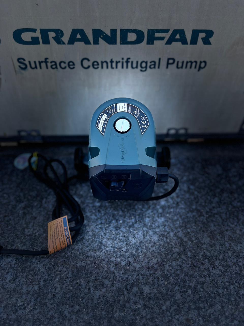 GRANDFAR GS 25-12-180 İsti Su Dövriyyə Nasosu modeli, müasir istilik sistemləri üçün nəzərdə tutulmuş yüksək performanslı isti su dövriyyə nasosudur. Bu nasos kombi, radiator, isti döşəmə və mərkəzi istilik sistemlərində isti suyun fasiləsiz və sabit dövranını təmin edir. Yüksək təzyiq və güclü mühərrik sayəsində geniş sahələrdə belə suyun bərabər paylanmasına imkan yaradır. GRANDFAR brendi dövriyyə nasosları sahəsində beynəlxalq səviyyədə tanınan istehsalçılardandır. GS 25-12-180 modeli, enerji səmərəliliyi, səssiz işləmə və uzunömürlü konstruksiya ilə fərqlənir. Nasosun üçpilləli sürət idarəetmə sistemi istifadəçiyə ehtiyacdan asılı olaraq axın və təzyiqi tənzimləmək imkanı yaradır. Bu xüsusiyyət kombi və istilik sistemlərinin daha effektiv və qənaətli işləməsini təmin edir. Texniki göstəricilər: Model: GRANDfar GS 25-12-180 Gərginlik: 220V / 50Hz Güc (W): 245W (III), 220W (II), 145W (I) Maksimal qaldırma hündürlüyü (Hmax): 12 m Maksimal axın: 4.5 m³/saat İstilik dözümlülüyü: TF110°C Qorunma dərəcəsi: IP44 İzolyasiya sinfi: Class F Quraşdırma uzunluğu: 180 mm Maksimal təzyiq: 1.0 MPa İstifadə sahələri: Kombi və radiator sistemlərində isti su dövriyyəsi İsti döşəmə və mərkəzi istilik xətləri Qazanxana və istilik mərkəzlərində sirkulyasiya Yaşayış və sənaye binalarında su dövriyyə sistemləri İstilik və isti su təchizatı sistemlərində dövranın sabit saxlanılması GRANDFAR GS 25-12-180 dövriyyə nasosu, uzunömürlü, səssiz və etibarlı işləməsi ilə istilik sisteminizdə sabit sirkulyasiya təmin edir. ⚠️ Qeyd: Nasosu quru vəziyyətdə işlətmək qadağandır – bu, mühərrikin sıradan çıxmasına səbəb ola bilər. Əlaqə və sifariş üçün: NetaGroup MMC Ünvan: Əhməd Rəcəbli 219, Bakı, Azərbaycan Telefon: +99451 390 15 63 Veb sayt: www.netagroup.az