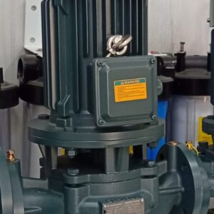 GRANDFAR ISG40-160(I)A modeli, yüksək məhsuldarlığa malik mərkəzdənqaçma tipli su nasosudur. Bu nasos sənaye və yaşayış sahələrində suyun dövriyyəsini, təzyiqini və ötürülməsini təmin etmək üçün nəzərdə tutulub. Güclü 2.2 kW (3 HP) mühərrik, 580 L/dəq maksimum axın həcmi və 31 metr qaldırma hündürlüyü ilə cihaz həm fasiləsiz işləmə, həm də enerji səmərəliliyi ilə fərqlənir. Zəmanətli davamlılığı və IP55 qoruma sinfi sayəsində GRANDFAR ISG40-160(I)A həm sənaye, həm də məişət sistemlərində etibarlı və uzunömürlü işləmə təmin edir. Nasos ISO9001 və ISO14001 sertifikatlı istehsal prosesindən keçdiyi üçün beynəlxalq keyfiyyət standartlarına tam cavab verir. ⚙️ Texniki Göstəricilər Parametr Dəyər Model ISG40-160(I)A Brend GRANDFAR Maksimal axın (Qmax) 580 L/dəq (≈34.8 m³/saat) Maksimal qaldırma hündürlüyü (Hmax) 31 m Əmici hündürlük (Suction Height) 7 m Gərginlik 380 V (Trifaz) Cərəyan gücü 4.74 A Güc 2.2 kW / 3.0 HP Fırlanma sürəti 2900 r.p.m Çıxış ölçüsü 40 mm Tezlik 50 Hz Mühafizə sinfi IP55 İzolyasiya sinfi F İş rejimi Continuous Duty (Fasiləsiz) Sertifikatlar ISO9001, ISO14001, CE 💡 İstifadə Sahələri Yaşayış binaları və villalarda hidrofor sistemləri İstilik və soyutma dövriyyə sistemləri Sənaye müəssisələrində su dövriyyəsi və təmizləmə prosesləri Kənd təsərrüfatında suvarma və istixana sistemləri Qazanxanalar və təzyiqli su təchizatı sistemləri ❓ Niyə məhz GRANDFAR seçməliyik? 1. Keyfiyyət və Etibarlılıq GRANDFAR məhsulları beynəlxalq ISO9001 və ISO14001 standartlarına uyğun istehsal olunur. Bu, həm məhsulun uzunömürlülüyünü, həm də enerji qənaətliliyini təmin edir. 2. Yüksək Performans 2.2 kW güclü mühərrik və 580 L/dəq axın həcmi ilə bu model həm su təzyiqini, həm də dövriyyəni sabit saxlayır. 3. Davamlı İş Rejimi Fasiləsiz işləmə (Continuous Duty) qabiliyyəti sayəsində nasos uzunmüddətli iş üçün idealdır. 4. Texniki Servis və Ehtiyat Hissələri GRANDFAR brendinin ehtiyat hissələri asanlıqla tapılır, servis xidməti isə sadə və sərfəlidir. 🔍 Nəticə GRANDFAR ISG40-160(I)A su nasosu — yüksək keyfiyyət, etibarlılıq və səmərəliliyi birləşdirən ideal seçimdir. Həm sənaye, həm də məişət sistemlərində suyun fasiləsiz və sabit ötürülməsi üçün nəzərdə tutulmuş bu model, uzunömürlü mühərriki və güclü texniki göstəriciləri ilə seçilir.