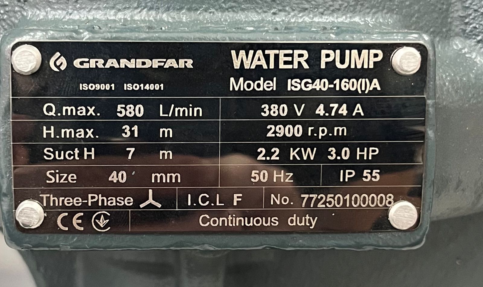 GRANDFAR ISG40-160(I)A modeli, yüksək məhsuldarlığa malik mərkəzdənqaçma tipli su nasosudur. Bu nasos sənaye və yaşayış sahələrində suyun dövriyyəsini, təzyiqini və ötürülməsini təmin etmək üçün nəzərdə tutulub. Güclü 2.2 kW (3 HP) mühərrik, 580 L/dəq maksimum axın həcmi və 31 metr qaldırma hündürlüyü ilə cihaz həm fasiləsiz işləmə, həm də enerji səmərəliliyi ilə fərqlənir. Zəmanətli davamlılığı və IP55 qoruma sinfi sayəsində GRANDFAR ISG40-160(I)A həm sənaye, həm də məişət sistemlərində etibarlı və uzunömürlü işləmə təmin edir. Nasos ISO9001 və ISO14001 sertifikatlı istehsal prosesindən keçdiyi üçün beynəlxalq keyfiyyət standartlarına tam cavab verir. ⚙️ Texniki Göstəricilər Parametr Dəyər Model ISG40-160(I)A Brend GRANDFAR Maksimal axın (Qmax) 580 L/dəq (≈34.8 m³/saat) Maksimal qaldırma hündürlüyü (Hmax) 31 m Əmici hündürlük (Suction Height) 7 m Gərginlik 380 V (Trifaz) Cərəyan gücü 4.74 A Güc 2.2 kW / 3.0 HP Fırlanma sürəti 2900 r.p.m Çıxış ölçüsü 40 mm Tezlik 50 Hz Mühafizə sinfi IP55 İzolyasiya sinfi F İş rejimi Continuous Duty (Fasiləsiz) Sertifikatlar ISO9001, ISO14001, CE 💡 İstifadə Sahələri Yaşayış binaları və villalarda hidrofor sistemləri İstilik və soyutma dövriyyə sistemləri Sənaye müəssisələrində su dövriyyəsi və təmizləmə prosesləri Kənd təsərrüfatında suvarma və istixana sistemləri Qazanxanalar və təzyiqli su təchizatı sistemləri ❓ Niyə məhz GRANDFAR seçməliyik? 1. Keyfiyyət və Etibarlılıq GRANDFAR məhsulları beynəlxalq ISO9001 və ISO14001 standartlarına uyğun istehsal olunur. Bu, həm məhsulun uzunömürlülüyünü, həm də enerji qənaətliliyini təmin edir. 2. Yüksək Performans 2.2 kW güclü mühərrik və 580 L/dəq axın həcmi ilə bu model həm su təzyiqini, həm də dövriyyəni sabit saxlayır. 3. Davamlı İş Rejimi Fasiləsiz işləmə (Continuous Duty) qabiliyyəti sayəsində nasos uzunmüddətli iş üçün idealdır. 4. Texniki Servis və Ehtiyat Hissələri GRANDFAR brendinin ehtiyat hissələri asanlıqla tapılır, servis xidməti isə sadə və sərfəlidir. 🔍 Nəticə GRANDFAR ISG40-160(I)A su nasosu — yüksək keyfiyyət, etibarlılıq və səmərəliliyi birləşdirən ideal seçimdir. Həm sənaye, həm də məişət sistemlərində suyun fasiləsiz və sabit ötürülməsi üçün nəzərdə tutulmuş bu model, uzunömürlü mühərriki və güclü texniki göstəriciləri ilə seçilir.