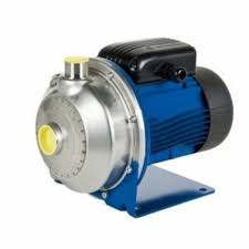 Lowara CEAM 210/5/A mərkəzdənqaçma nasosu, həm məişət, həm də sənaye tətbiqlərində su təchizatı və təzyiqin artırılması üçün nəzərdə tutulmuş yüksək səmərəli texnoloji həlldir. Netagroup tərəfindən təqdim olunan bu model, məşhur İtaliya brendi Lowara-nın keyfiyyət standartlarına uyğun olaraq, paslanmaz poladdan (AISI 304) hazırlanmışdır ki, bu da onun korroziyaya qarşı davamlılığını və uzunömürlülüyünü təmin edir. Bu nasos xüsusilə kompakt dizaynı və səssiz işləmə qabiliyyəti ilə seçilir. Tək fazalı mühərriklə təchiz olunduğu üçün yaşayış binalarında, kənd təsərrüfatı suvarma sistemlərində və kiçik sənaye dövriyyə sistemlərində geniş istifadə olunur. CEAM Seriyasının İş Prinsipi Lowara CEAM 210/5/A tək pilləli mərkəzdənqaçma prinsipini əsas tutur. Maye nasosun girişinə daxil olur və paslanmaz polad pər (impeller) vasitəsilə yüksək sürətlə kənara atılaraq təzyiq formalaşdırır. Tək fazalı mühərrik daxili istilik mühafizəsi ilə təchiz olunub ki, bu da həddindən artıq qızma zamanı cihazın avtomatik dayanmasını təmin edərək mühərriki qoruyur. Texniki Göstəricilər Təqdim olunan etiket məlumatlarına əsasən CEAM 210/5/A modelinin texniki parametrləri aşağıdakı kimidir: Parametr CEAM 210/5/A (Tək Faza) Göstəricisi Sistem Tipi Tək Fazalı Mərkəzdənqaçma Nasosu Axın Aralığı (Q) 120 - 300 l/min ($7.2 - 18 m^3/saat$) Təzyiq Aralığı (H) 28.2 - 23.1 metr Minimum Təzyiq (Hmin) 23.1 metr Güc (P2) 1.85 kW ($2.5 HP$) Giriş Gücü (P1) 2.28 kW Gərginlik 220-240 V (Tək fazalı, 50 Hz) Maksimum Maye Temperaturu $85^\circ C$ Qorunma Sinfi IP55 / Made in Italy Nasosun Əsas Üstünlükləri Yüksək Korroziya Müqaviməti: Nasosun bütün maye ilə təmasda olan hissələri AISI 304 paslanmaz poladdan hazırlanmışdır. Kompakt və Erqonomik: Sahə məhdudiyyəti olan yerlərdə quraşdırılma üçün ideal ölçülərə malikdir. İtaliya Keyfiyyəti: Məhsul tamamilə İtaliyada istehsal olunmuşdur və beynəlxalq CE standartlarına cavab verir. Davamlılıq: S1 iş rejimi (Duty S1) nasosun fasiləsiz olaraq uzun müddət işləyə biləcəyini təsdiq edir. İstifadə Sahələri Məişət Su Təchizatı: Fərdi evlərin və yaşayış komplekslərinin su təchizatı. Kənd Təsərrüfatı: Bağların və əkin sahələrinin effektiv suvarılması. Sənaye Tətbiqləri: Qeyri-aqressiv mayelərin dövriyyəsi və yuma sistemləri. Hidrofor Sistemləri: Binalarda təzyiqin stabilləşdirilməsi üçün ideal seçimdir. NetaGroup MMC 📌 Ünvan: Əhməd Rəcəbli 219, Bakı, Azərbaycan 📞 Telefon: +99451 390 15 63 🌐 Veb sayt: www.netagroup.az