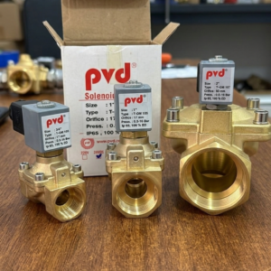 PVD Solenoid Klapanlar: Sənaye və Məişətdə Tam NəzarətPVD markası tərəfindən istehsal olunan solenoid (elektro) klapanlar, maye və qaz axınını məsafədən idarə etmək üçün ən etibarlı mühəndislik həllərindən biridir. Bu klapanlar elektrik siqnalı vasitəsilə daxili membranı hərəkətə gətirərək boru kəmərlərini saniyələr ərzində açır və ya bağlayır.NetaGroup olaraq biz, PVD-nin ən geniş model çeşidini müştərilərimizə təqdim edirik. Məhsullarımız həm kiçik diametrli (məsələn, 3/4" və ya 1"), həm də yüksək keçiricilik tələb edən böyük ( 2" - DN50) ölçülərdə mövcuddur. İstər suvarma sistemləri, istər yüksək temperaturlu buxar qazanları, istərsə də sənaye avtomatlaşdırma xətləri üçün PVD klapanları uzunömürlü iş fəaliyyətinə zəmanət verir.4. Texniki Göstəricilər CədvəliXüsusiyyətTəsvir / SeçimlərMarkaPVD (Türkiyə istehsalı)Ölçü Aralığı1/8", 1/4", 1/2", 3/4", 1", 1 1/4", 1 1/2", 2" (DN50)İşçi Gərginlik12V DC, 24V DC, 24V AC, 110V AC, 220V ACTəzyiq Aralığı0.5 Bar – 16 Bar (Modelə görə dəyişir)İşçi Temperatur-10°C ilə +160°C (Buxar üçün xüsusi modellər)Mühafizə SinfiIP65 (Suya və toza davamlı)Bobin Rejimi100% ED (Davamlı işləməyə uyğun)MaterialGövdə: Bürünc (Brass), Daxili hissələr: Paslanmaz Polad5. İstifadə Sahələri və ÜstünlüklərPVD klapanlarının geniş tətbiq sahələri:Su və Suvarma: Bağların avtomatik suvarılması və su xətlərinin idarəsi.Buxar və İstilik: Yüksək temperatur tələb edən qazanxana və istehsalat sahələri.Hava və Qaz: Pnevmatik sistemlərdə və qaz axını nəzarətində.Kimya Sənayesi: Uyğun membran seçimi ilə müxtəlif kimyəvi maddələrin ötürülməsi.Niyə bizi seçməlisiniz?Geniş Stok: Şəkillərdə gördüyünüz kimi, həm kiçik T-GM 105 (1"), həm də böyük T-GM 107 (2") modelləri hər zaman anbarımızda var.AC/DC Uyğunluğu: Həm sabit (DC), həm də dəyişən (AC) cərəyanla işləyən bobin seçimləri ilə hər növ elektrik panelinə inteqrasiya olunur.Yüksək Orifice (Keçid): 17 mm-dən 50 mm-ə qədər daxili keçid diametri sayəsində suyun təzyiqində azalma baş vermir.6. Sayt Üçün SEO Etiketləri (Tags)pvd solenoid klapan, elektro klapan satışı, pvd vana, 24v dc solenoid, 220v su klapanı, buxar klapanı, 1 inch elektro klapan, 2 inch vana, netagroup pvd, bakı klapan satışıMəsləhət: Sayta yükləyərkən 1-ci şəkli (1" klapan) "Məhsul", 2-ci şəkli (Qutu) "Orijinallıq və Voltaj seçimi", 3-cü şəkli (2" klapan) isə "Böyük ölçülər" başlığı ilə yan-yana qoyun. Bu, müştəridə tam əminlik yaradacaq.