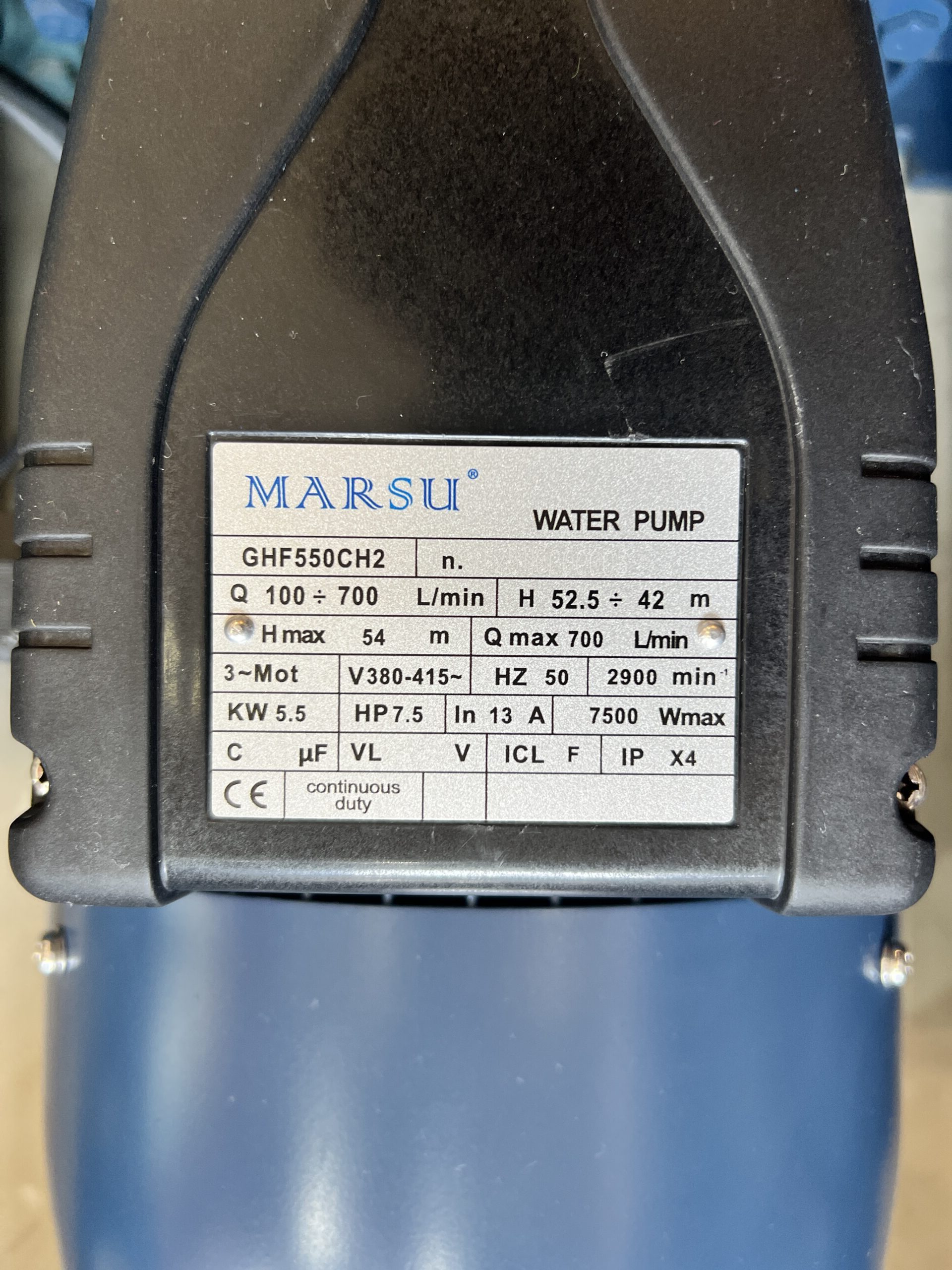 Marsu GHF550CH2 Su Nasosu – Yüksək Məhsuldarlıqlı Sənaye və Məişət Nasosu Marsu GHF550CH2 su nasosu, həm məişət, həm də sənaye təyinatlı su təchizatı sistemlərində yüksək təzyiq və böyük su axını təmin etmək üçün xüsusi olaraq layihələndirilmişdir. Güclü 3 fazalı mühərriki və davamlı gövdə strukturu ilə ən ağır iş şəraitində belə fasiləsiz və səmərəli fəaliyyət göstərir. ⚙️ Texniki Göstəricilər (Technical Specifications) Parametr Göstərici / Qiymət Brend / Model MARSU GHF550CH2 Məhsul Tipi Water Pump (Su Nasosu) Mühərrik Gücü (HP) 7.5 HP Mühərrik Gücü (kW) 5.5 kW Gərginlik (Voltage) 380 - 415 V (3 Fazalı / 3~Mot) Tezlik (Frequency) 50 Hz Cərəyan Şiddəti (Current) 13 A (In) Maksimal Təzyiq Hündürlüyü (H max) 54 metr İşçi Təzyiq Diapazonu (H) 52.5 – 42 metr aralığında Maksimal Su Axını (Q max) 700 L/dəq (L/min) İşçi Su Axını Diapazonu (Q) 100 – 700 L/dəq aralığında Fırlanma Sürəti (Speed) 2900 dövr/dəq (min⁻¹) Maksimal Güc İtkisi / Giriş Gücü (Wmax) 7500 W İzolyasiya Sinfi (Insulation Class) Class F (ICL F) Mühafizə Sinfi (Protection Class) IP X4 İş Rejimi (Duty Cycle) Continuous Duty (Fasiləsiz / Aramsız İşləmə) Sertifikat CE (Avropa Standartlarına Uyğunluq) 🌟 Əsas Üstünlükləri və Xüsusiyyətləri Continuous Duty (Fasiləsiz İş Rejimi): Sənaye tipli dizaynı sayəsində mühərrik qızmadan günlərlə aramsız olaraq fəaliyyət göstərə bilir. Yüksək Səmərəlilik (7.5 HP / 5.5 kW): Güclü 3 fazalı (380V) elektrik mühərriki minimal enerji sərfiyyatı ilə maksimal məhsuldarlıq təmin edir. Geniş Təzyiq və Su Həcmi Diapazonu: Maksimal 54 metr hündürlüyə su vura bilmə qabiliyyəti və dəqiqədə 700 litrə qədər (saatda 42 m³) su nəql etmə imkanı onu analoqlarından fərqləndirir. Davamlı və Etibarlı Gövdə: Ağır iş şəraitinə, korroziyaya və xarici təsirlərə qarşı dözümlü gövdə materialı ilə təchiz olunub. IP X4 Mühafizəsi: Su sıçramalarına və rütubətli mühitlərə qarşı yüksək müqavimət göstərir. 🔌 İstifadə Sahələri (Application Areas) Marsu GHF550CH2 su nasosu çoxşaxəli istifadə imkanlarına malikdir: Kənd Təsərrüfatı və Suvarma Sistemləri: Geniş sahələrin, bağların və əkin sahələrinin damlama və ya çiləmə üsulu ilə suvarılmasında. Sənaye və Zavodlar: Texnoloji xətlərin su təchizatında, soyutma sistemlərində və sənaye tipli su dövriyyəsində. Çoxmərtəbəli Binalar və Yaşayış Kompleksləri: Su təzyiqini artırmaq (hidrofor sistemləri) və su anbarlarından suyu paylamaq üçün. Yanğınsöndürmə Sistemləri: Yüksək təzyiq və debi tələb edən yanğın xətlərinin su təchizatında. Drenaj və Su Nəqli: Böyük həcmli su ehtiyatlarının bir anbardan digərinə sürətli şəkildə köçürülməsində. Sifariş vermək, qiymət təklifi almaq və ya texniki məsləhət üçün bizimlə dərhal əlaqə saxlayın: 📍 Ünvan: Əhməd Rəcəbli 219, Bakı, Azərbaycan 📞 Əlaqə: +99451 390 15 63 🌐 Veb sayt: www.netagroup.az